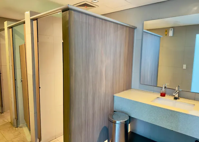 Cozy Eastwood W Pool Access, 65inch Tv And Wifi Manila